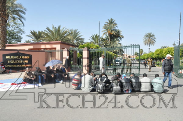 عاجل: مكفوفون يعتصمون فوق الإسفلت بمدخل ولاية مراكش + صور