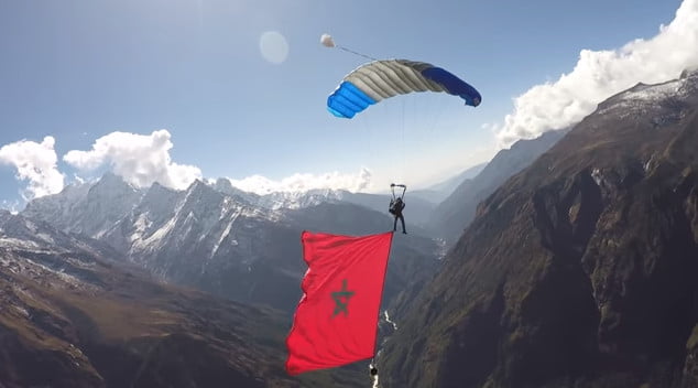 مغربي يحلق بالعلم الوطني فوق قمم الهيمالايا تخليدا لذكرى المسيرة الخضراء + فيديو