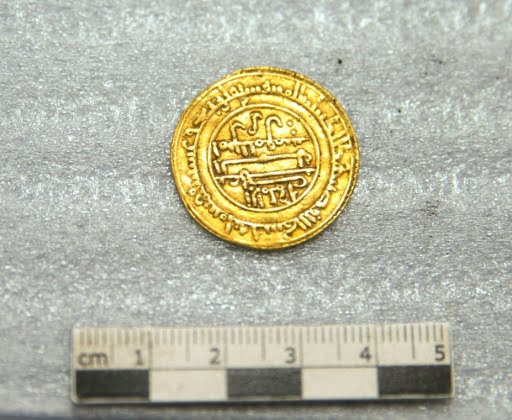 اكتشاف كنز في فرنسا يعود للقرون الوسطى يضم قطع ذهبية مسكوكة في المغرب