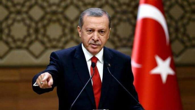 إردوغان يحذّر ماكرون من “العبث” مع تركيا ويذكره بتاريخ فرنسا الدموي