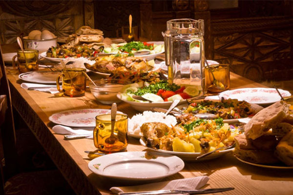 هل تناول الطعام بعد أذان المغرب مباشرة هو أفضل وقت؟ 
