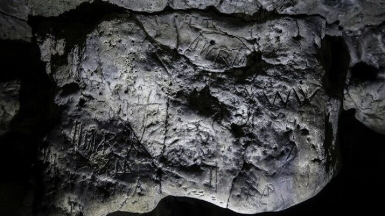 تقنية جديدة لرؤية “رموز سحرية” ظلت مخفية في كهف عمره 60 ألف عام 