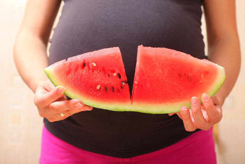 هل انت حامل؟..تعرفي على فوائد البطيخ لكِ ولجنينك 