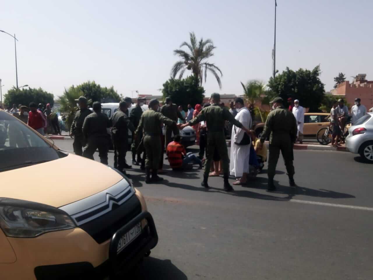 أمام ولاية جهة مراكش.. المكفوفون يسكبون عليهم البنزين ويهددون بإحراق أجسادهم 