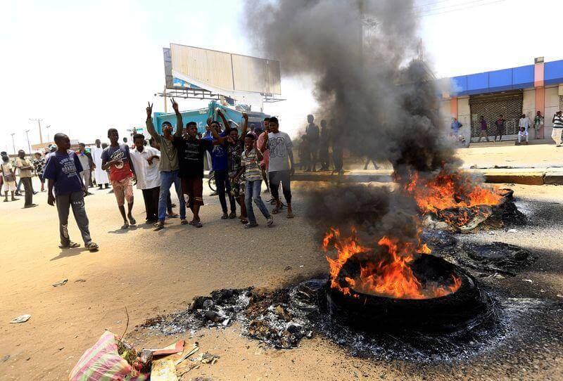 آلاف السودانيين يتظاهرون للمطالبة بتسريع الإصلاح 