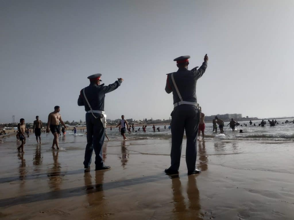 تمارة : السلطات تغلق الشواطئ والحمامات والقاعات الرياضية 