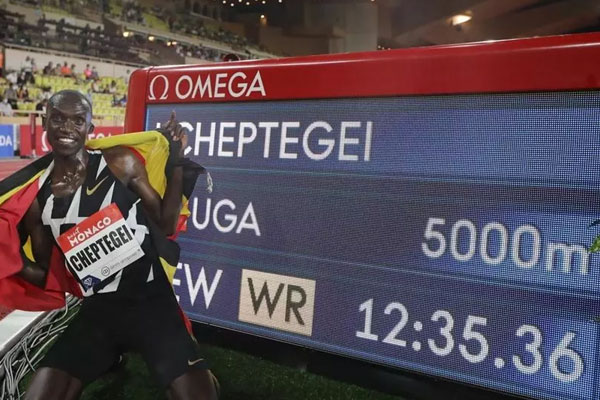 العداء الأوغندي شبتيغي يحطم الرقم القياسي العالمي لسباق 5000م 