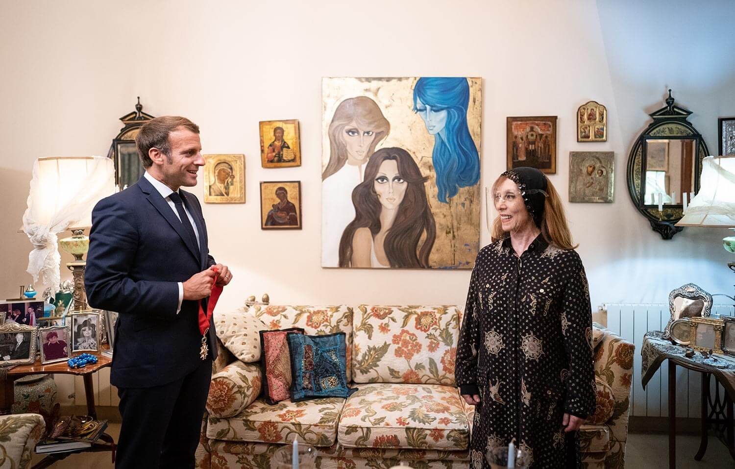 ماكرون يستهلّ زيارته إلى لبنان “بفنجان قهوة” مع الفنّانة فيروز 