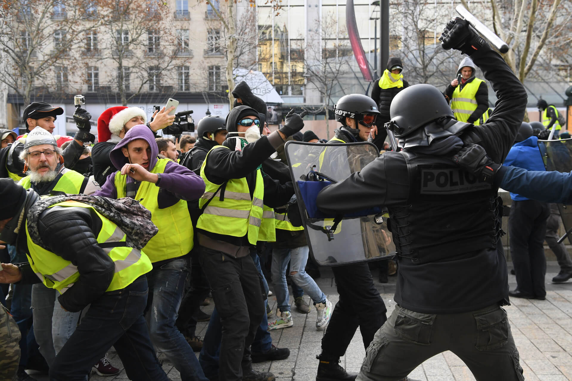 “السترات الصفراء” تعود إلى التظاهر في فرنسا 