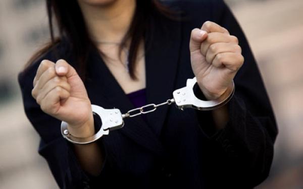 اعتقال موثقة “نصابة” بمراكش وضحاياها يطالبون بإرجاع المبالغ المسروقة